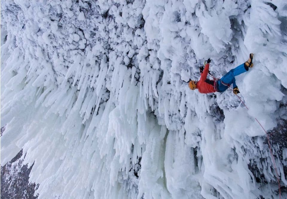 Escalada en hielo con piolets y crampones